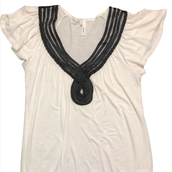 Maurice's STUDIO Y Creamy White with Black Accents & Flutter Sleeves Sz Small - Picture 1 of 1